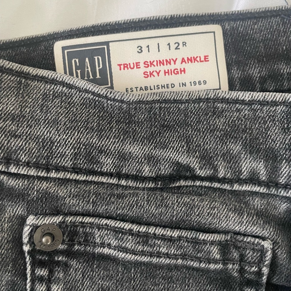 Gap distressed grey women’s jeans - size 31/12 R